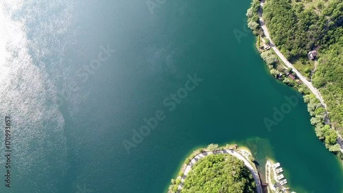 Meravigliosa vista aerea del lago di Scanno in Abruzzo.