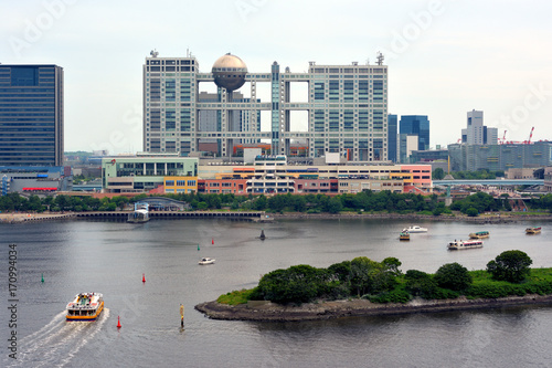 フジテレビ本社ビルと鳥の島