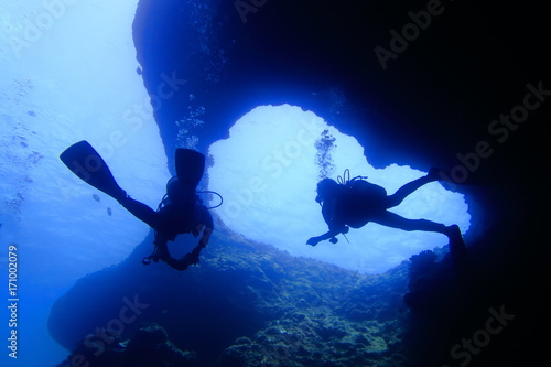 Wallpaper Mural 海底の洞窟内で泳ぐダイバー Torontodigital.ca