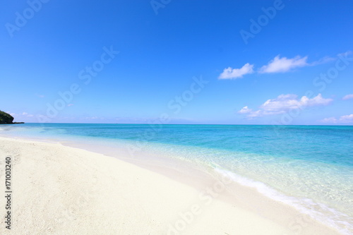 白い砂浜と綺麗な海