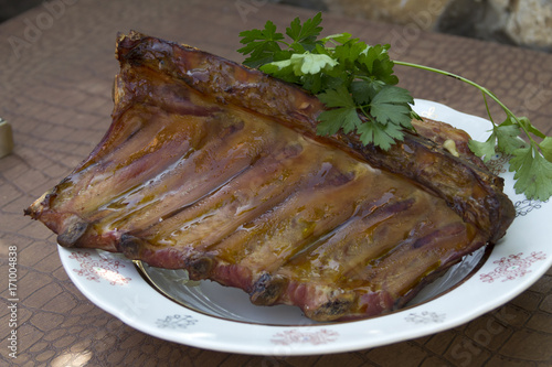 Obraz na płótnie Pork ribs fried on a grill w salonie