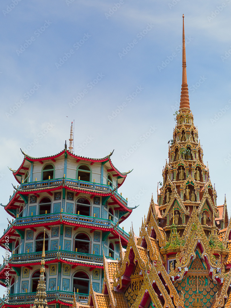 Fototapeta premium Wat Tham Seua , Thai and Chinese temples.