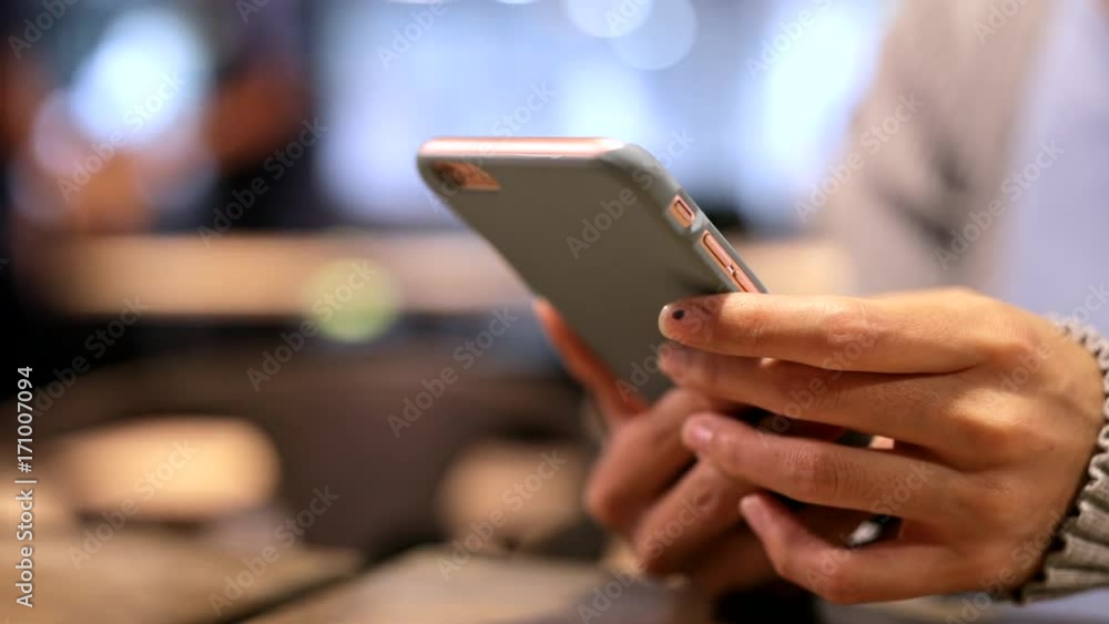 Use of smart phone in restaurant Use of smart phone in restaurant