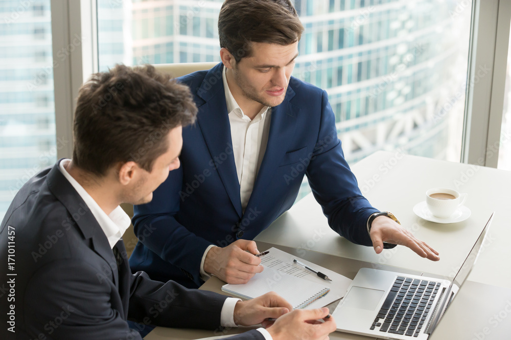 Φωτογραφία Confident financial consultant or adviser presenting promising project to client with laptop, explaining details of investment partnership, revealing conditions of partners offer