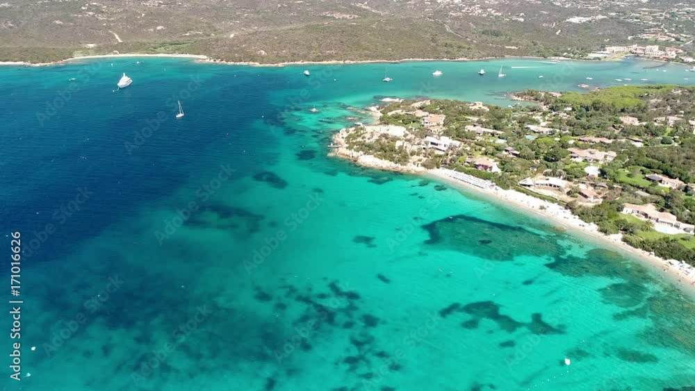 Vista aerea della spiaggia di Capriccioli in Sardinia Il mare della Sardegna Vista aerea della spiaggia di Capriccioli in Sardinia Il mare della Sardegna