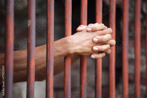 Slika na platnu hands of prisoner in jail