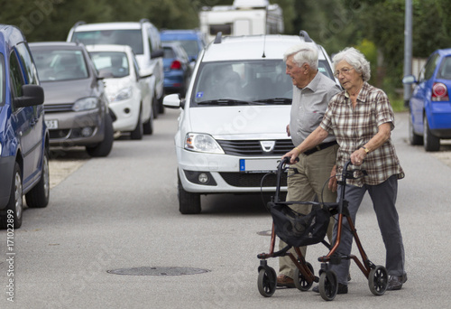 Seniorenpaar am Rollator überquert die Straße © lettas