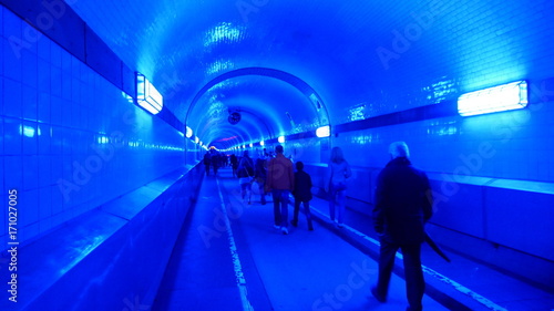 Menschen im Tunnel