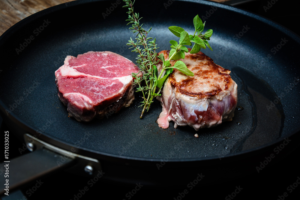 Steaks Kalbssteak mit Kräuterbutter kochen Mahlzeit