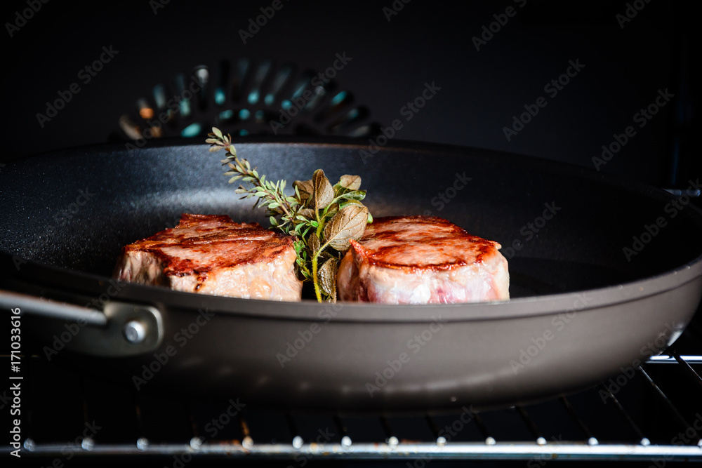 Steaks im Backofen Ofen Pfanne Fleisch braten Stock-Foto | Adobe Stock