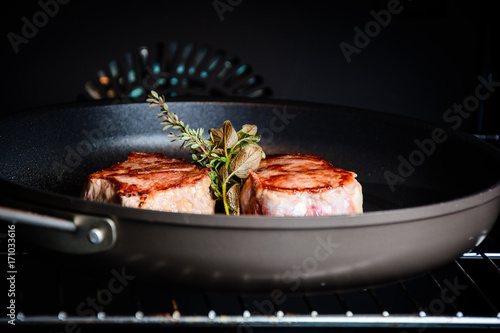 Steaks im Backofen Ofen Pfanne Fleisch braten