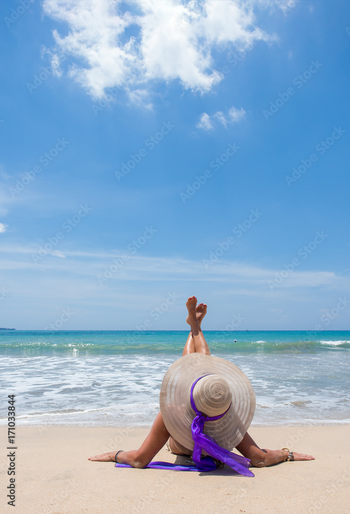 Fototapeta premium Classy woman on the beach