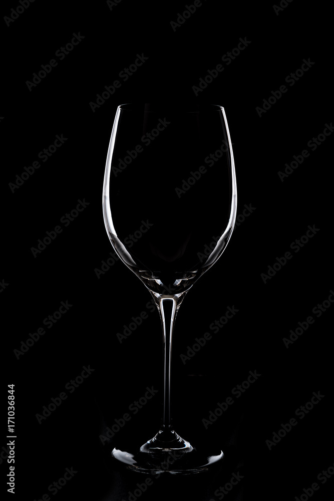 Weinglas vor schwarzem Hintergrund