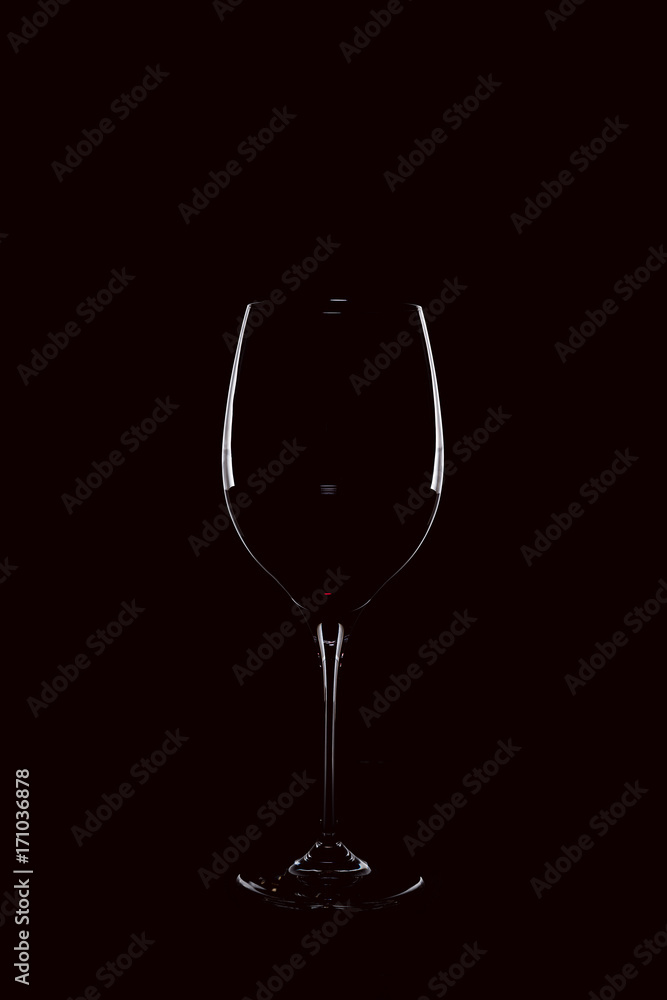 Mit Rotwein gefülltes Weinglas vor schwarzem Hintergrund