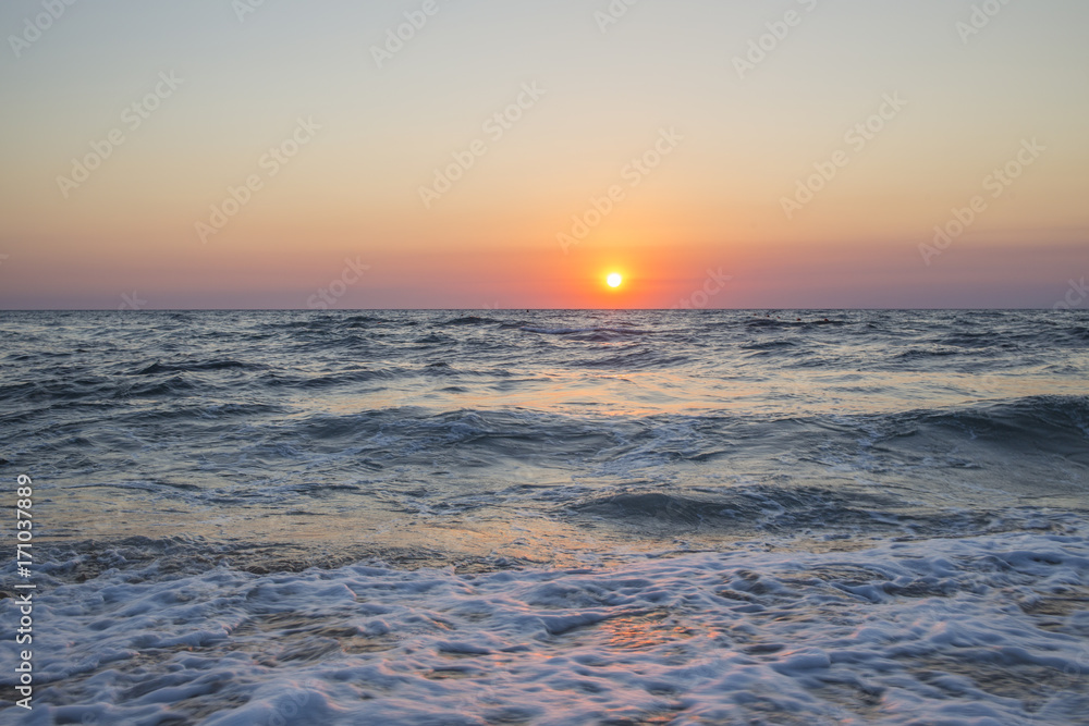 Il sole che tramonta nel mare è sempre una bella chiusura per una giornata di vacanza. Le tonalità calde donate dal sole si scontrano con il blu delle acque agitate del mare.