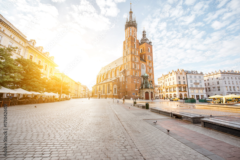 Obraz premium Cityscape view on the Market square with famous saint Marys Basilica during the sunrise in Krakow, Poland