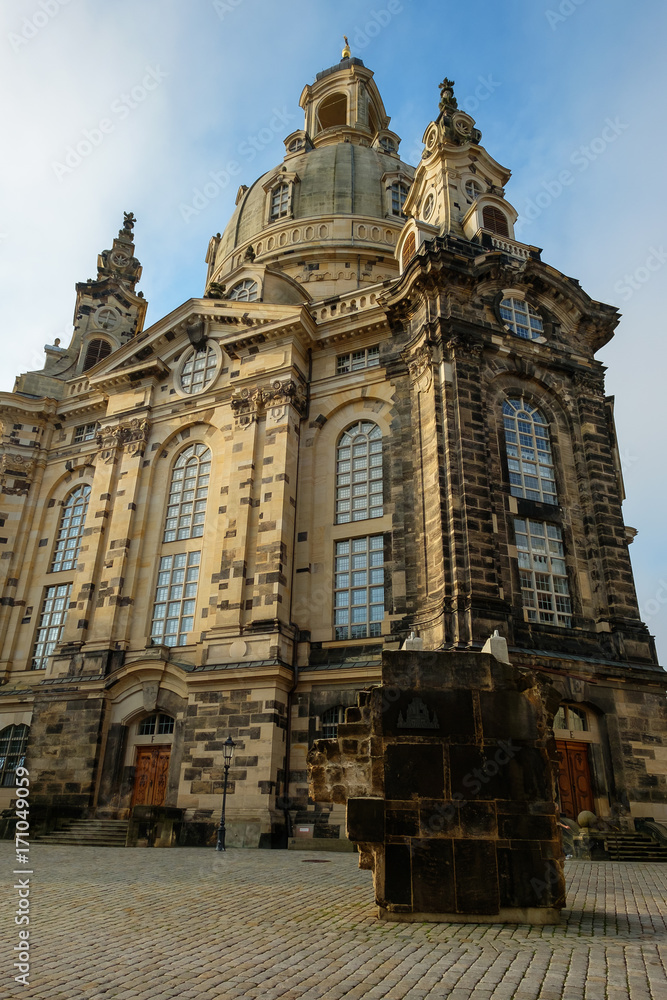Frauenkirche Dresden am Neumarkt im Hochformat