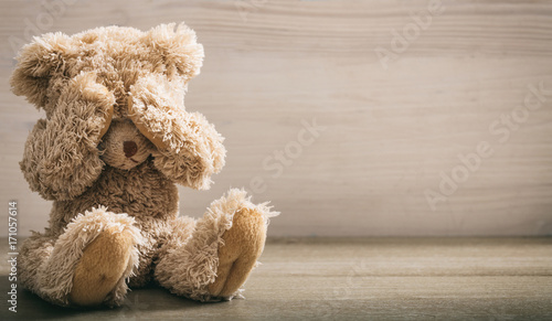 Fotografia Child abuse concept. Teddy bear covering eyes