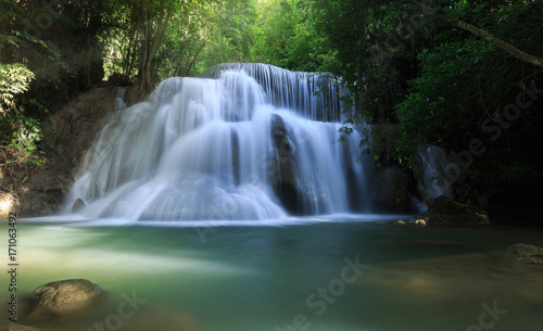 Fototapeta Naklejka Na Ścianę i Meble -  scenic huay mae khamin waterfall in kanchanaburi province, thailand