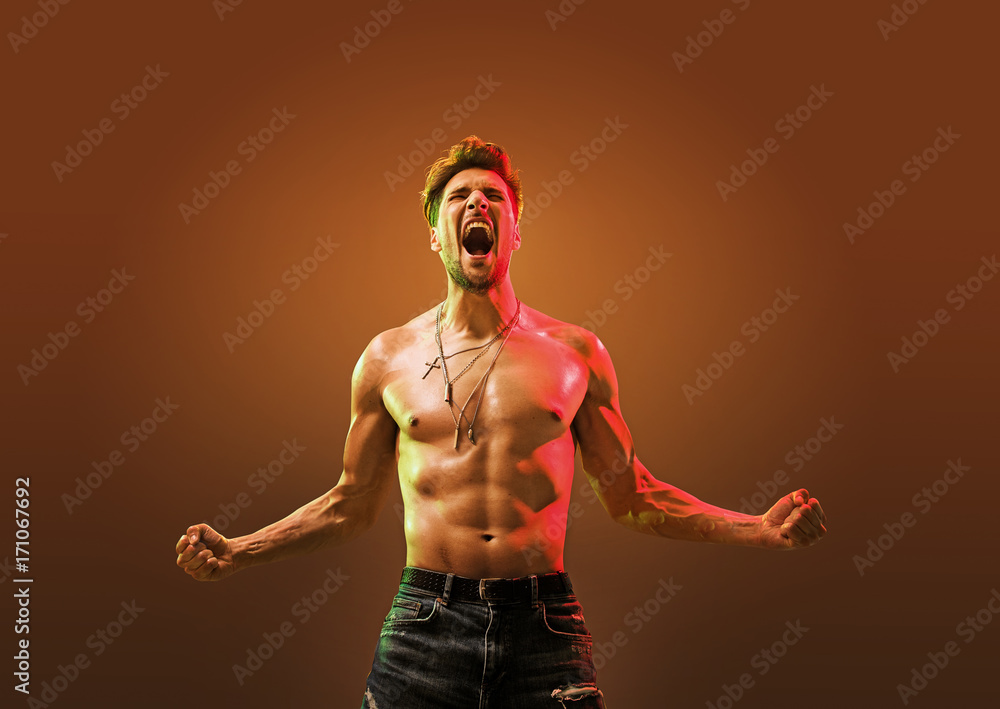 Obraz premium Portrait of a screaming, strong man - power concept