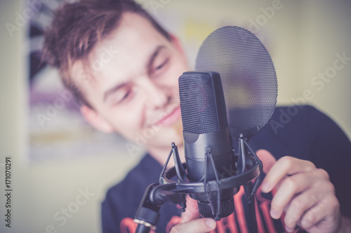 Mikrofon im Aufnahmestudio, Tontechniker © Patrick Daxenbichler