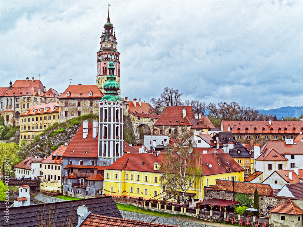 Obraz premium CZECH KRUMLOV, CZECH REPUBLIC - APRIL 17, 2017: Krumlov Castle under the spring rain