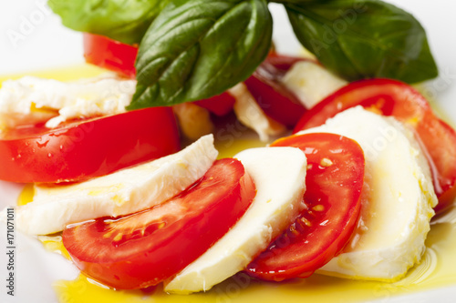 Mozzarella, Basilikum und Tomaten photo