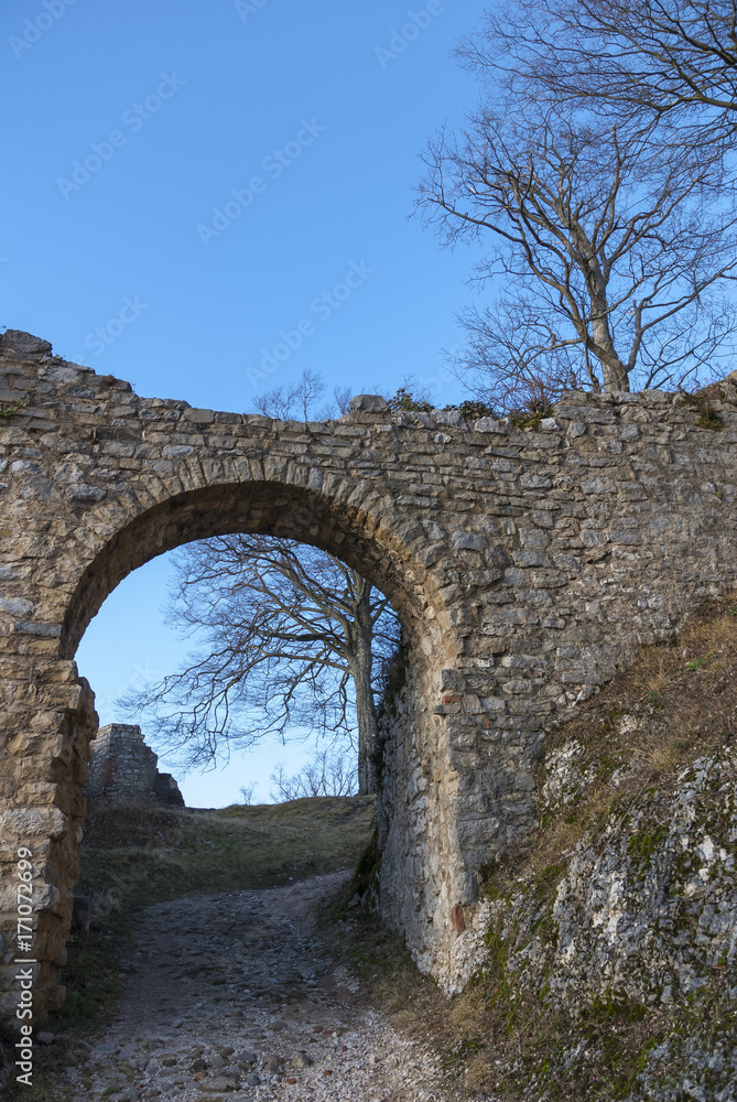 Montée vers le Château de Ferrette, patrimoine et ruines d'Alsace