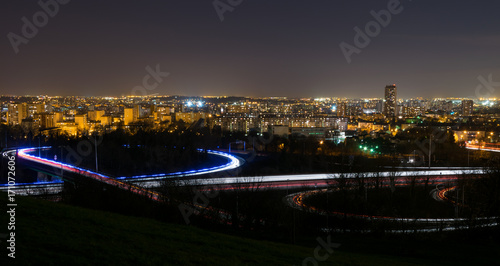Fotografie Paysage de nuit et traînées lumineuses avec vue sur le val D'oise vu de la butte