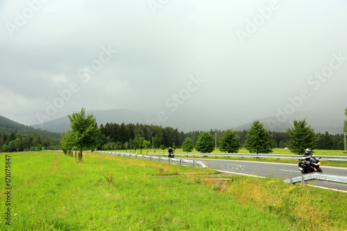 Motocykliści na drodze w górach.