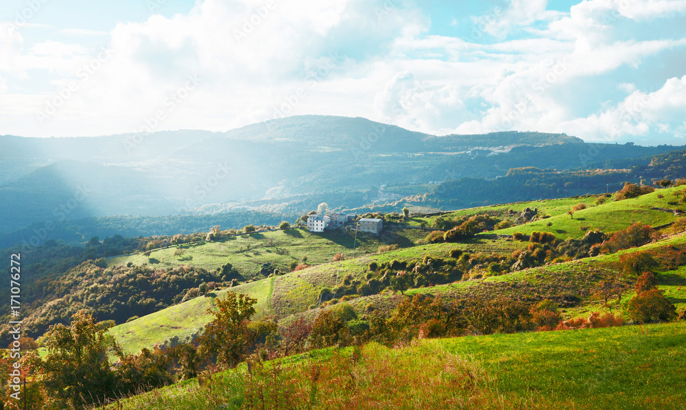 Montagna, paesaggio con colline ed erba in Italia