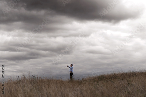 Man who feels free, looking at the horizon © Yalana