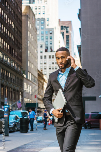 Obraz na płótnie Young African American businessman traveling, working in New York w salonie