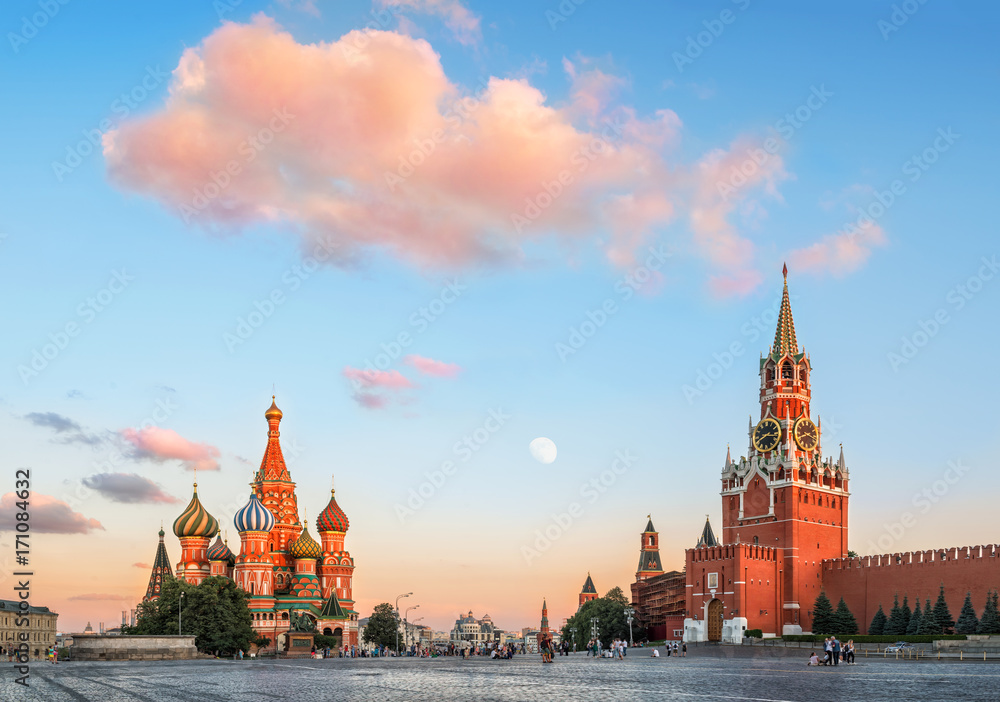 Fototapeta premium Под розовым облаком St. Basil's Cathedral under a pink cloud