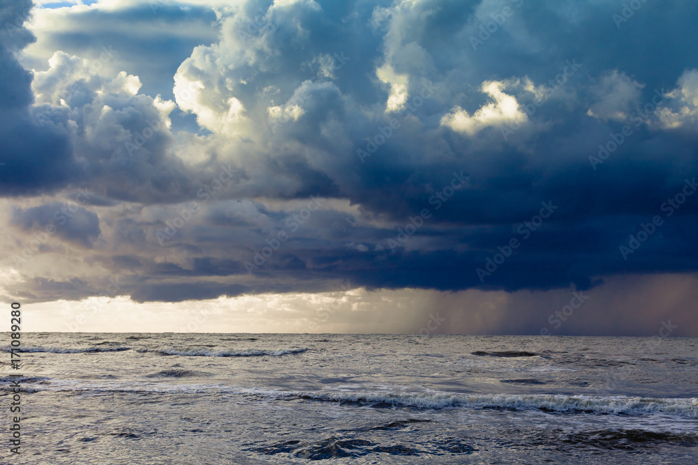 Obraz premium Beginning of the storm rain in ocean, dark cloudy sky
