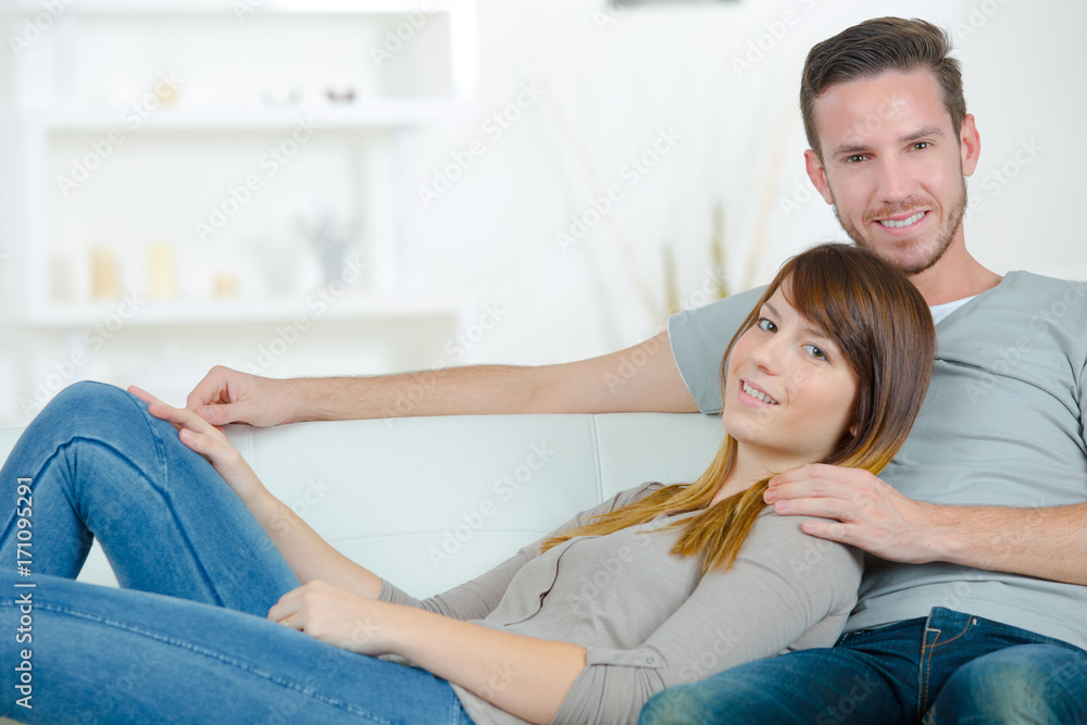 Obraz premium happy couple on a sofa