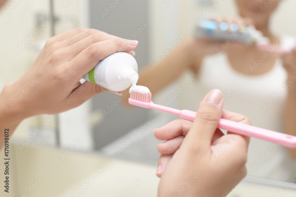歯磨きをする女性