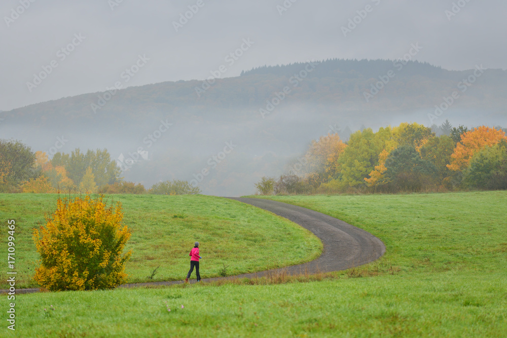 Eine Person ist am laufen Morgens im Herbst um gesund zu werden