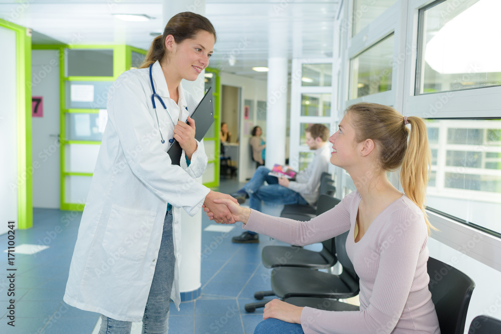 Obraz premium nurse welcoming a woman in waiting area