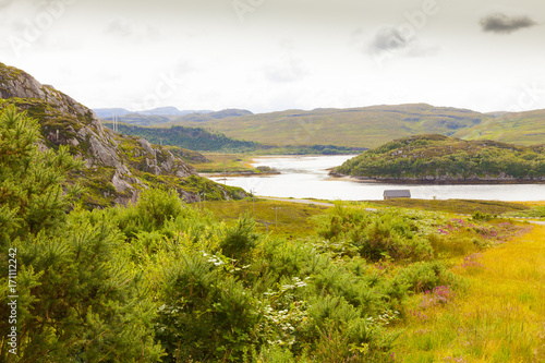 Fotografia panorama of the Scottish moorland with house on the river shore of Scotland