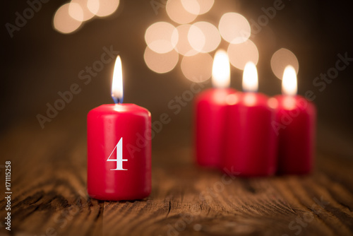 Kerze zum 4. Advent in stimmungsvoller Optik