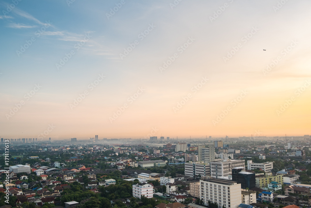 Naklejka premium Mist in city