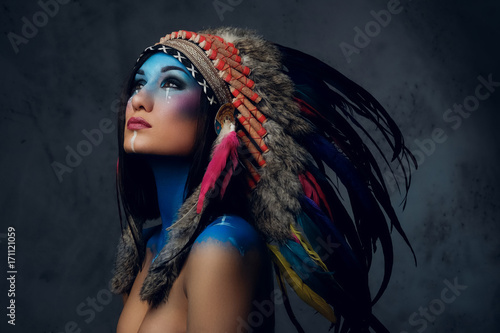 Dekoracja na wymiar  female-with-indian-feather-hat-and-colorful-makeup