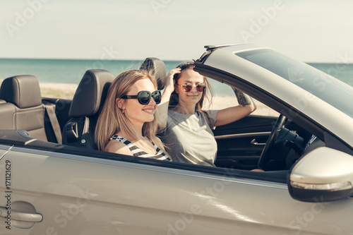 Happy friends in car © fotofabrika