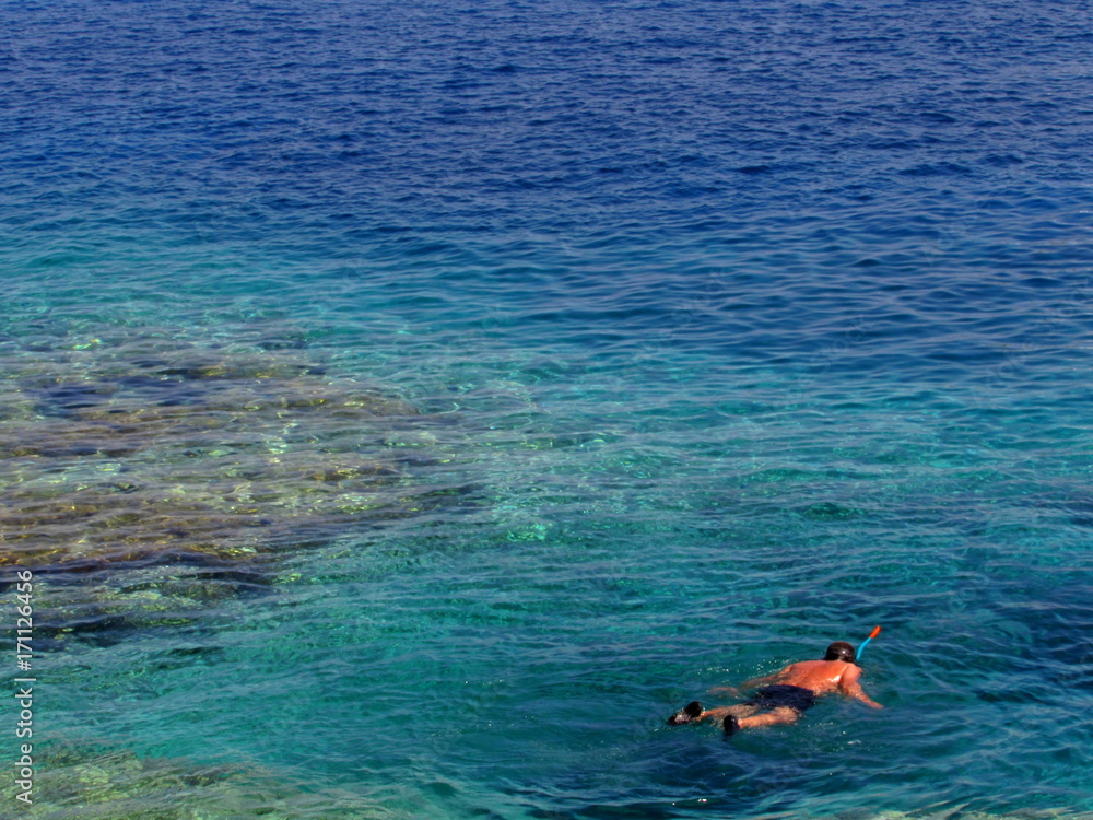 Turista curioso alla scoperta del fondale marino - Puglia