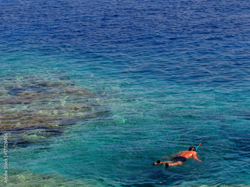 Turista curioso alla scoperta del fondale marino - Puglia