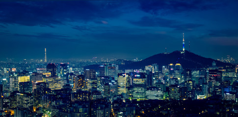 Fototapete Seoul Seouls Skyline bei Nacht beleuchtet  © Dmitry Rukhlenko