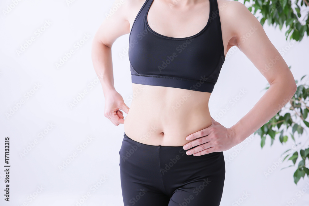 お腹の贅肉をつかむ女性
お腹の贅肉をつかむ女性