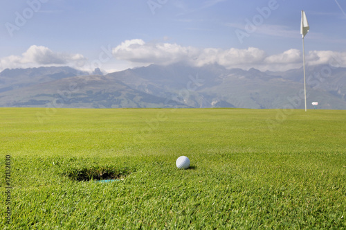 balle sur terrain de golf en montagne