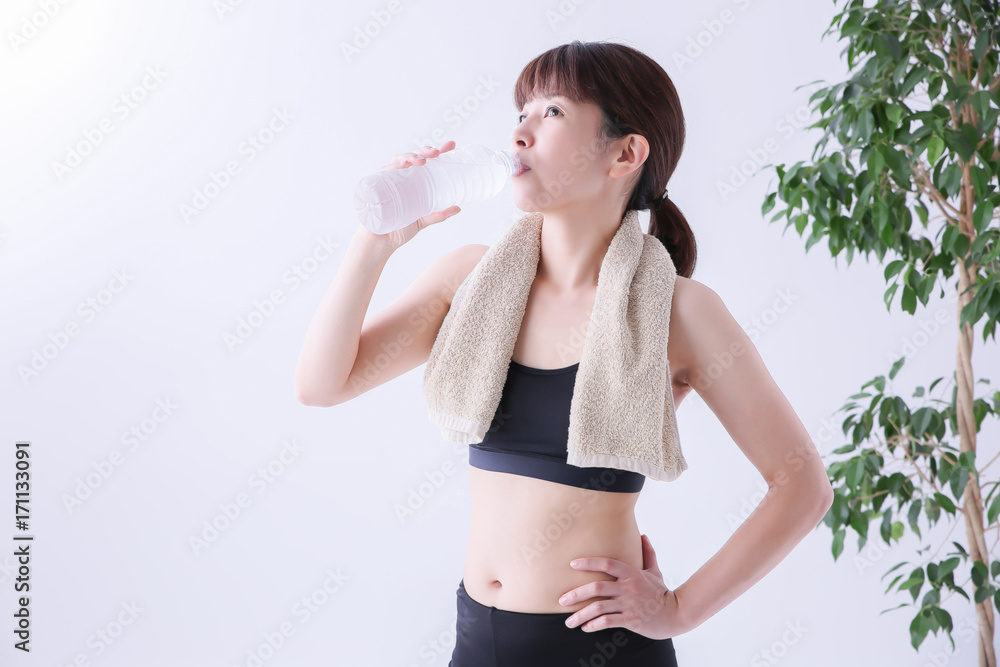水を飲む女性
水を飲む女性